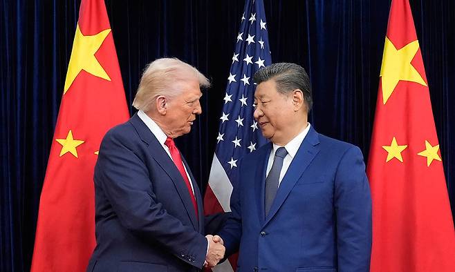 도널드 트럼프 미국 대통령과 시진핑 중국 국가주석이 지난 10월30일 김해공군기지에 회담을 위해 도착한 뒤 악수하고 있다. AP연합뉴스