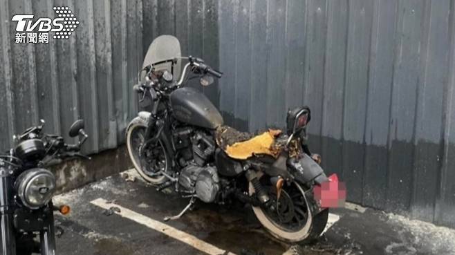19일(현지시간) 대만 타이베이 도심 한복판에서 연막탄과 흉기를 이용한 무차별 공격이 벌어져 용의자를 포함해 4명이 숨지고 11명이 다쳤다. 사진은 용의자가 범행 직전 불을 지른 린센의 한 주차장 오토바이. 2025.12.20 대만 TVBS