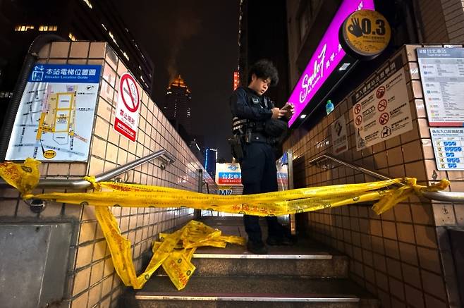 19일(현지시간) 대만 타이베이 도심 한복판에서 연막탄과 흉기를 이용한 무차별 공격이 벌어져 용의자를 포함해 4명이 숨지고 11명이 다쳤다. 사진은 이날 현장 통제 중인 경찰. 2025.12.19 타이베이 EPA 연합뉴스