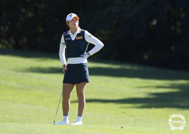 코스 공략을 고심하고 있는 방신실. 사진 제공=KLPGA