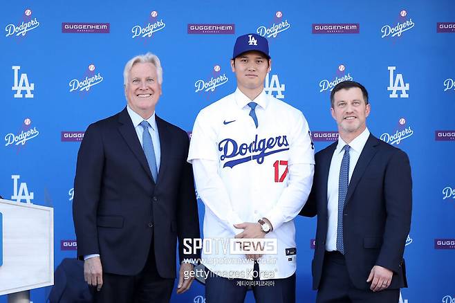 ▲ 오타니의 계약은 지역에서도 '탈세' 취급을 받으며 거센 비판을 받은 바 있다
