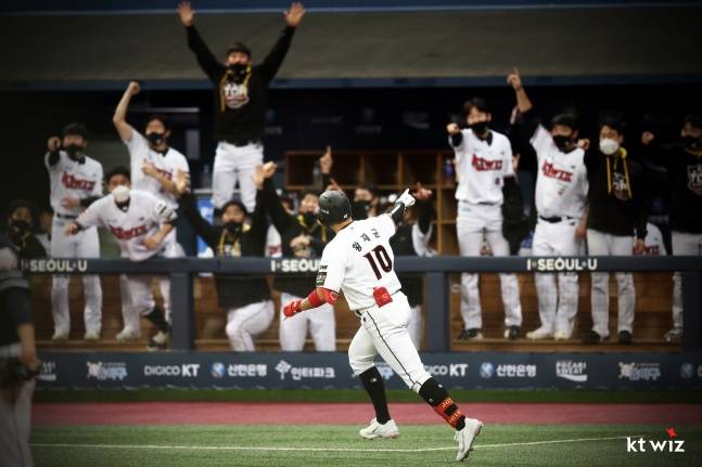 2021년 한국시리즈 당시 황재균(가운데). /사진=KT 위즈 제공