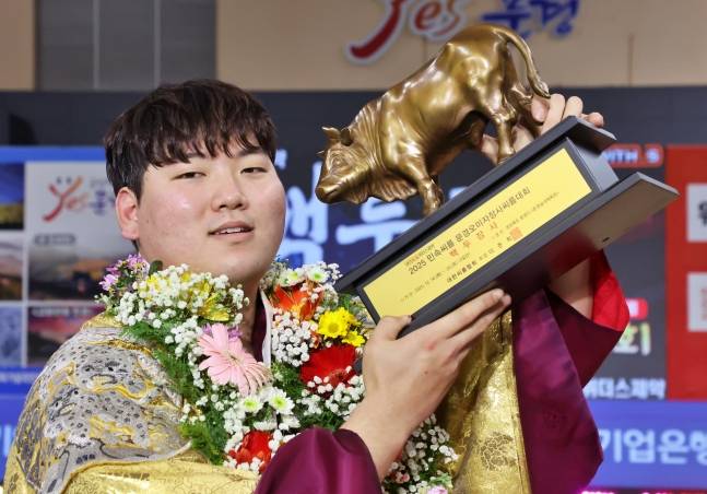 최성민이 20일 문경오미자장사씨름대회 백두급에서 장사에 오른 뒤 트로피를 들어올리고 있다. /사진=대한씨름협회 제공