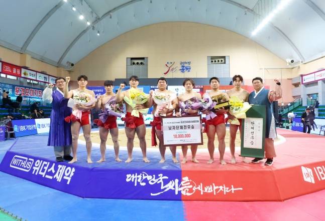 용인특례시청이 남자 일반부 단체전 우승을 차지한 뒤 기념촬영을 하고 있다. /사진=대한씨름협회 제공