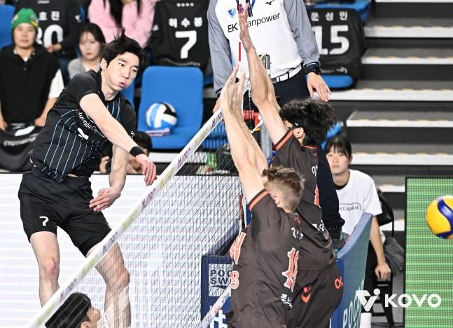 득점에 성공하는 허수봉(왼쪽). /사진=KOVO 제공