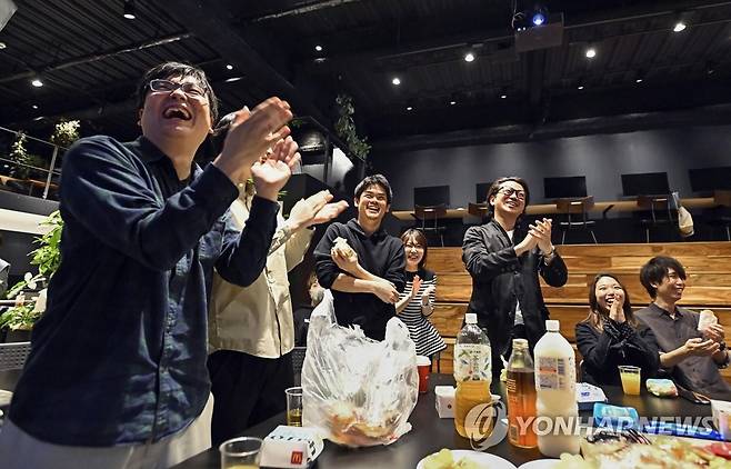사무실에서 WBC 결승전 관전하는 일본 직장인들 2023년 3월 일본 오사카의 한 회사에서 직장인들이 미국과 일본이 맞붙은 월드베이스볼클래식(WBC) 결승전을 TV로 관전하고 있다. 일본 선수가 홈런을 치자 기뻐하는 모습 [교도 통신]