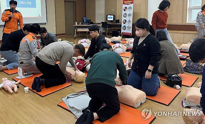 심폐소생술 교육 (울산=연합뉴스) 17일 울산시 울주군시설관리공단은 온산문화체육센터 전 직원이 최근 울산 중부소방서와 연계한 심폐소생술 교육에 참가했다고 밝혔다. 2024.12.17 [울주시설관리공단 제공.재판매 및 DB 금지] young@yna.co.kr