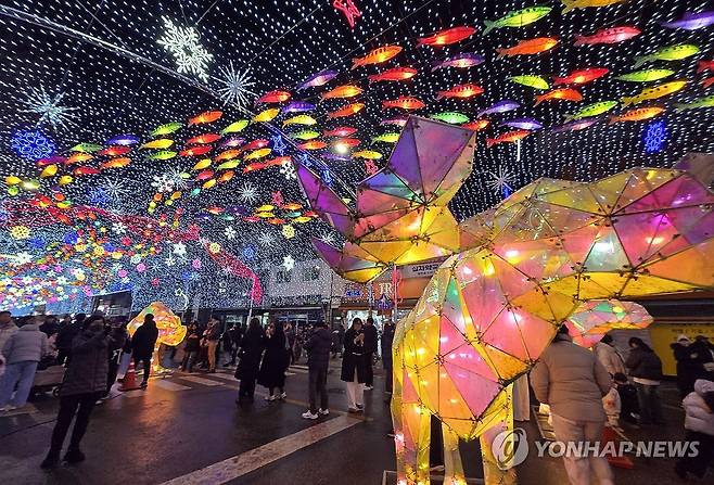화천산천어축제 서막..불 밝힌 선등거리 (화천=연합뉴스) 이상학 기자 = 20일 오후 강원 화천군 화천읍 중앙로 일대 선등거리에서 야간에 다양한 조명으로 빛을 밝히는 점등행사가 열렸다. 이 행사는 산천어축제를 앞두고 축제 분위기를 끌어올리기 위해서다. 산천어축제는 내년 1월 10일 개막한다. 2025.12.20 hak@yna.co.kr