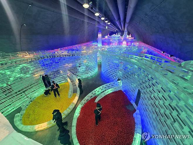 화천 터널에 조성한 실내얼음조각광장 (화천=연합뉴스) 이상학 기자 = 20일 오후 강원 화천군 화천읍 서화산터널에 실내얼음조각광장이 개장됐다. 실내얼음조각광장에서는 이날부터 축제가 폐막하는 날까지 다양한 얼음조각을 볼 수 있다. 산천어축제는 내년 1월 10일 개막한다. 2025.12.20 hak@yna.co.kr