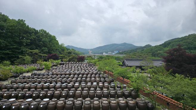 뒤웅박 고을의 장류 보관 공간 전경. 사진=이희택 기자.