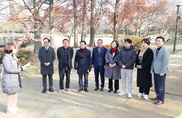 복지환경 위원회 위원들이 덕진공원 대표 관광지 조성 사업에 대해 설명 듣고 있다. /전주시의회