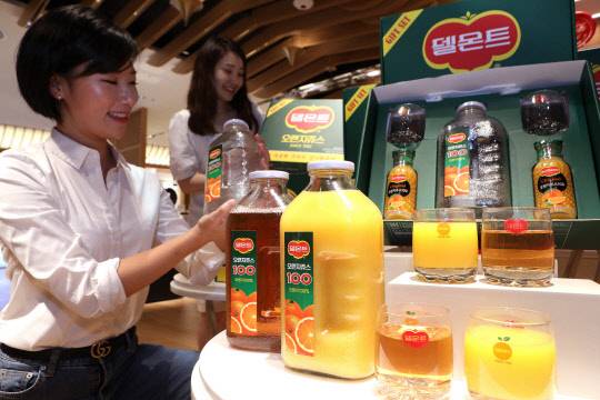 1990년대까지만 해도 집집마다 델몬트 오렌지주스 유리병에 보리차를 담아 마시곤 했다. 사진은 롯데백화점이 롯데칠성음료와 함께 만든 한정판 델몬트 주스 선물세트/사진=롯데쇼핑