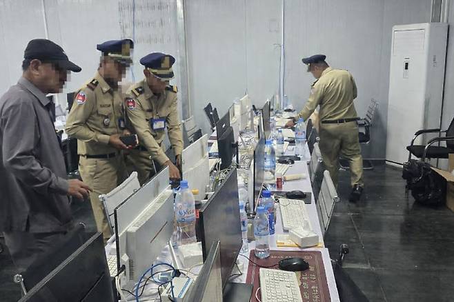 경찰청이 지난 18일 ‘한국-캄보디아 코리아 전담반’을 통해 스캠 단지 내 감금 중이던 20대 국민 1명을 구출하고, 범죄 혐의자 26명을 현지에서 검거했다고 밝혔다. (사진=경찰청)