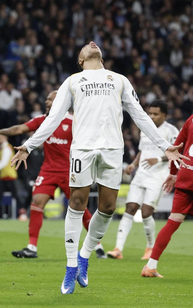 레알 마드리드의 킬리안 음바페가 페널티킥으로 올해 59번째 득점을 올린 뒤 크리스티아누 호날두의 '호우 세리머니'를 하고 있다. 사진=AFPBBNews