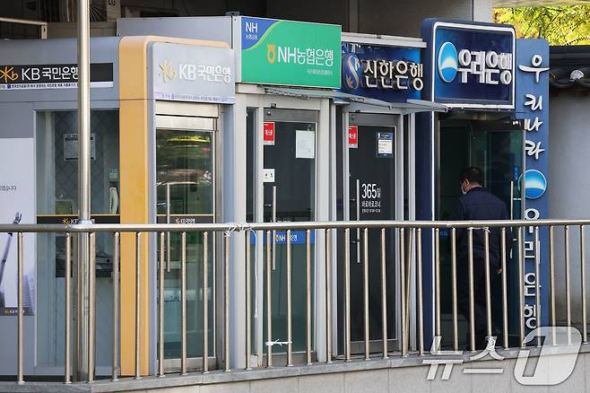 9일 서울 용산구에 설치된 은행 ATM기를 시민들이 이용하는 모습. 2025.11.9/뉴스1 ⓒ News1 이광호 기자