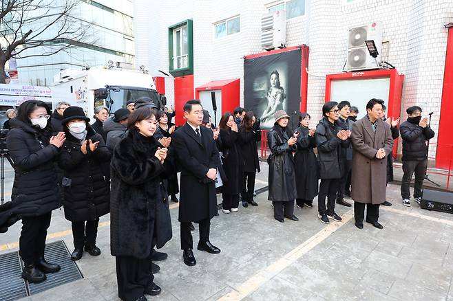 배우 윤석화의 노제에서 동료들이 운구차를 배웅하고 있다. 2025.12.21 연합뉴스