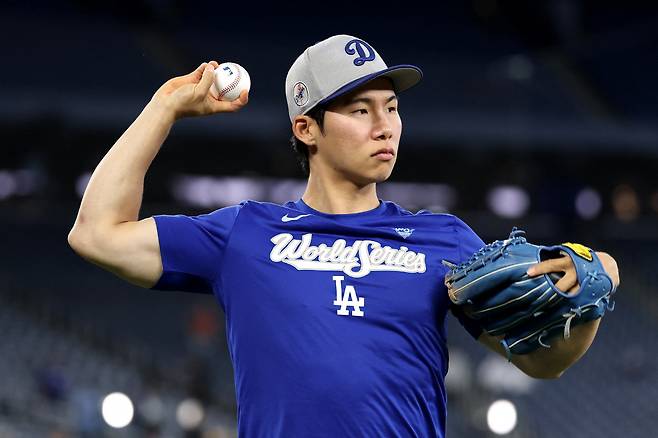 TORONTO, ONTARIO - NOVEMBER 01: Hyeseong Kim #6 of the Los Angeles Dodgers warms up before the game against the Toronto Blue Jays in game seven of the 2025 World Series at Rogers Center on November 01, 2025 in Toronto, Ontario.   Emilee Chinn/Getty Images/AFP (Photo by Emilee Chinn / GETTY IMAGES NORTH AMERICA / Getty Images via AFP)







<저작권자(c) 연합뉴스, 무단 전재-재배포, AI 학습 및 활용 금지>