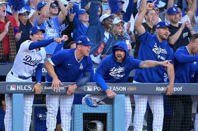 Oct 16, 2025; Los Angeles, California, USA; Los Angeles Dodgers second baseman Hyeseong Kim (6), catcher Ben Rortvedt (47), relief pitcher Kirby Yates (38) and left fielder Michael Conforto (23) celebrate after an RBI single by second by second baseman Tommy Edman (25) in the sixth inning of game three of the NLCS during the 2025 MLB playoffs against the Milwaukee Brewers at Dodger Stadium. Mandatory Credit: Jayne Kamin-Oncea-Imagn Images







<저작권자(c) 연합뉴스, 무단 전재-재배포, AI 학습 및 활용 금지>