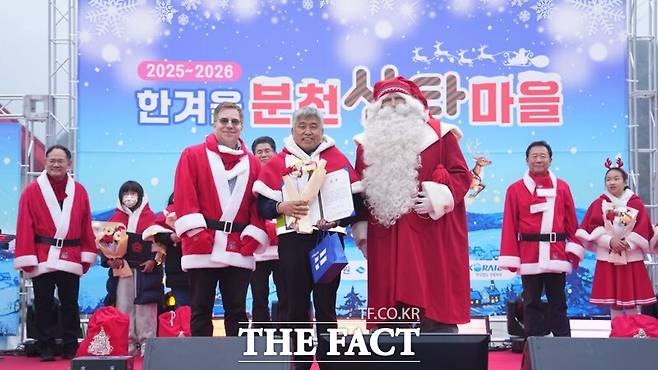 핀란드에서 온 공식 인증 산타(오른쪽)와 핀란드 부대사(왼쪽)가 개장식을 빛내고 있다. /봉화군