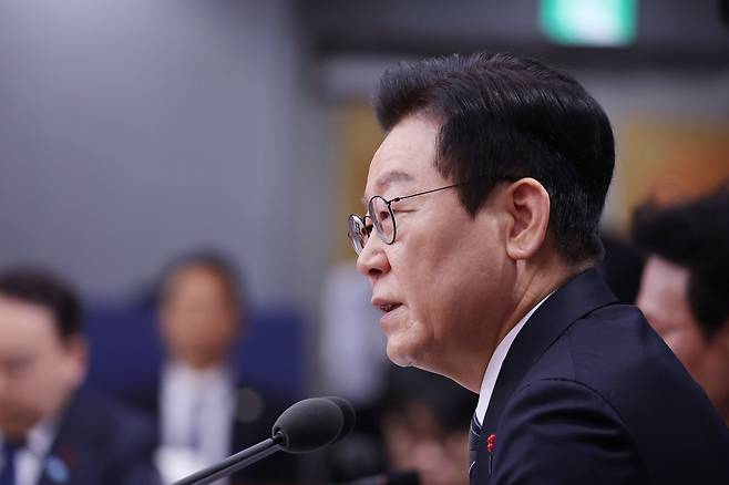 이재명 대통령이 19일 서울 종로구 정부서울청사 별관에서 열린 외교부(재외동포청)·통일부 업무보고에서 발언하고 있다. 대통령실통신사진기자단