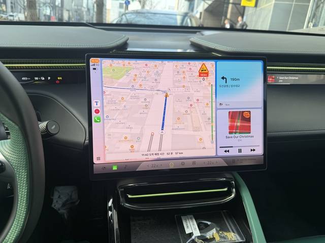 무선 애플 카플레이를 연결한 모습. 15.1인치 OLED 디스플레이는 길 안내는 물론 각종 정보를 알아보기 쉽게 제공했다. 임주희 기자