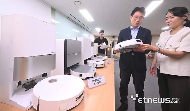 지난 9월 2일 서울 송파구 한국소비자원에서 한성준 한국소비자원 팀장과 최윤선 한국인터넷진흥원 팀장이 조사대상 제품들을 살펴보고 있다.  박지호기자 jihopress@etnews.com