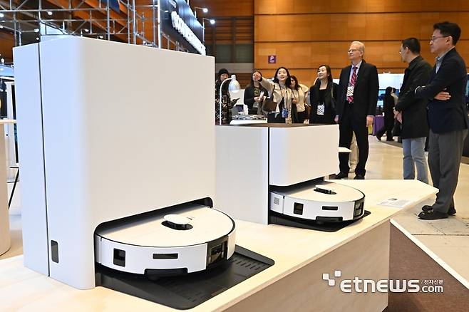 13일 서울 강남구 코엑스에서 열린 디자인코리아에서 참관객이 2025년 우수디자인상품 은상을 수상한 삼성전자의 AI물걸레 로봇청소기 '비스포크AI 스팀90 시리즈'가 전시되어 있다.   이동근기자 foto@etnews.com
