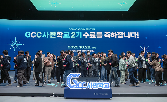 광주광역시는 내년 정부 예산에 '아시아문화중심도시 조성 특별회계사업(아특회계)'으로 국비 222억원을 확보해 △인문학 산책길 조성 △국립아시아문화전당(ACC) 아트 애비뉴 조성 △광주비엔날레 문화클러스터 조성 등 인문학·예술·광주비엔날레 잇는 '3대 문화축' 새로 만든다고 21일 밝혔다.사진은 문화콘텐츠 전문 인력 양성을 위한 GCC사관학교 2기 수료식 모습. 광주광역시 제공