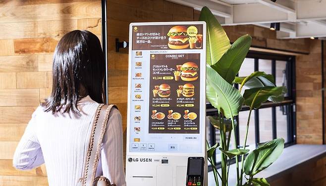 LG전자가 일본 사물인터넷(IoT) 기반 매장 솔루션 기업 유센(USEN)과 파트너십을 맺고 식당∙카페 등 현지 식음료 매장에 디지털 키오스크를 공급하며 글로벌 시장에서 디지털 키오스크 사업 확대에 나서고 있다. LG전자 제공