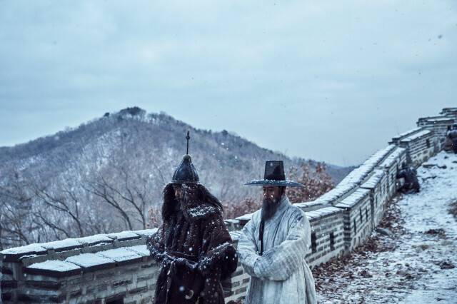 병자호란을 소재로 한 영화 ‘남한산성’(2017)의 한 장면. 씨제이엔터테인먼트 제공