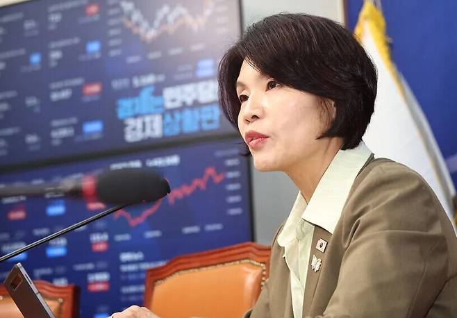 한정애 더불어민주당 정책위의장이 지난 10월21일 국회에서 열린 기자간담회에서 주택시장안정화를 위한 10·15 대책을 설명하고 있다. 윤운식 선임기자 yws@hani.co.kr