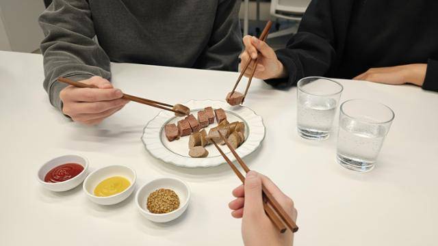 시너드 제품 시식 모습. 바이원3827 제공