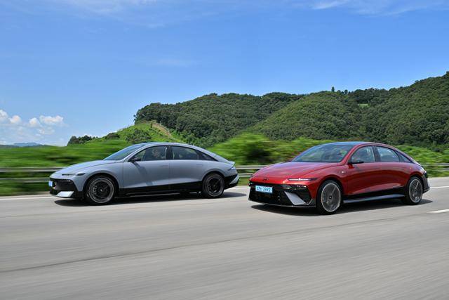 3년 만에 부분변경된 더 뉴 아이오닉6가 자동차 전용도로에서 달리고 있다. 현대자동차 제공