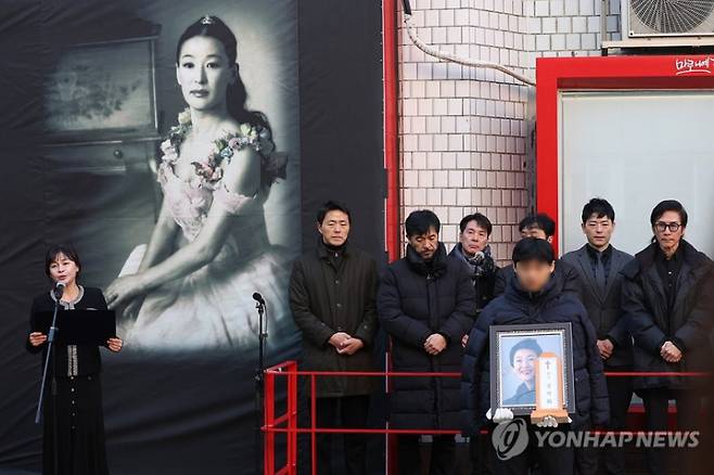 21일 서울 종로구 한예극장 앞에서 배우 고 윤석화의 노제가 열리고 있다. 사진=연합뉴스