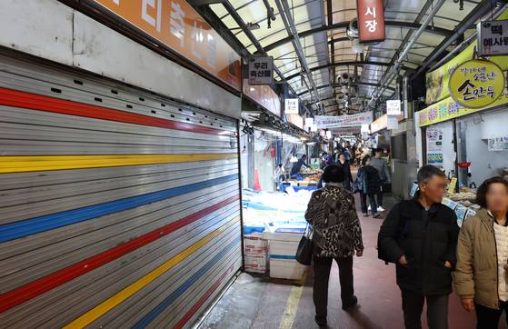 고환율 여파로 수입산 가격까지 덩달아 뛰면서 장바구니 물가가 들썩이고 있는 가운데 서울의 한 시장이 한산한 모습이다. 연합뉴스