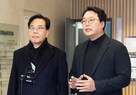 송언석 국민의힘 원내대표와 천하람 개혁신당 원내대표가 21일 서울 여의도의 한 식당에서 '통일교 특검법' 합의를 위한 오찬 회동을 마치고 브리핑하고 있다. 뉴스1