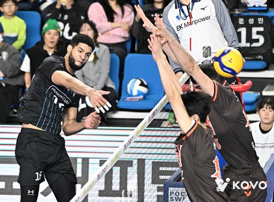 현대캐피탈 아웃사이드 히터 레오(왼쪽)가 강력한 스파이크로 OK저축은행 블로킹 벽을 뚫어내고 있다. [사진 KOVO]