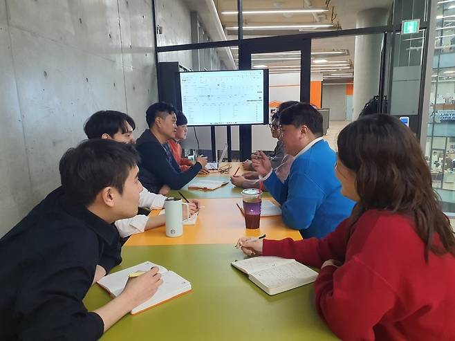 펫 산업팀 직원들이 업무 회의 중이다. 윤현주 기자
