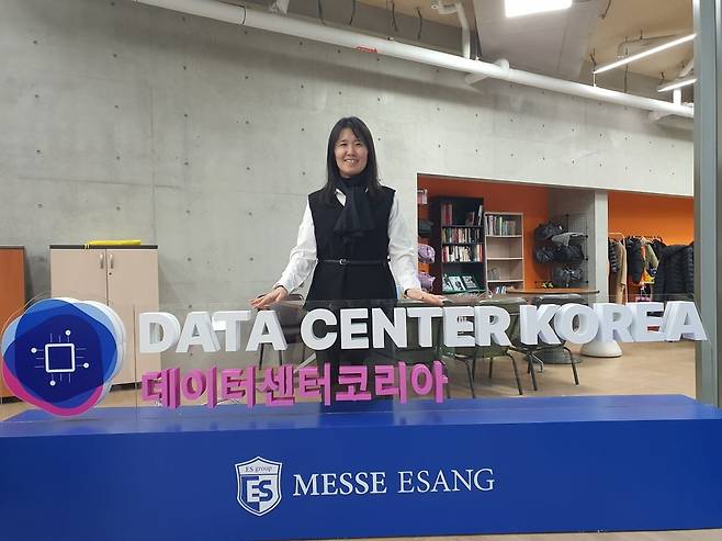 김보라 이사가 데이터센터코리아 전시회 준비 과정을 설명하고 있다. 윤현주 기자