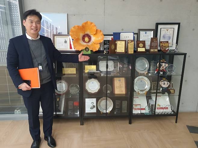 박영윤 팀장이 코스닥 상장패 등을 자랑하고 있다. 윤현주 기자