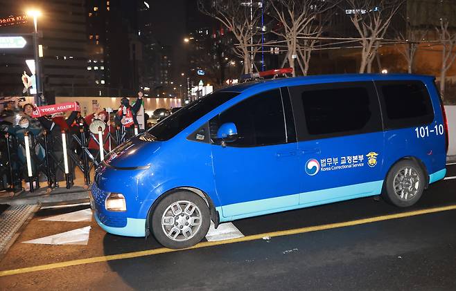 윤석열 전 대통령이 탑승한 호송차가 지난 20일 민중기 특별검사팀 사무실이 마련된 서울 종로구 KT광화문빌딩에서 나오고 있다. 연합뉴스