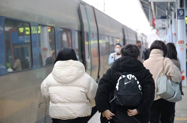 High-speed train passengers are seen in Daejeon Station on Dec. 11. (Yonhap)