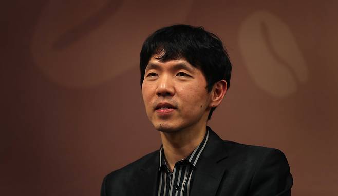 Go Master Lee Chang-ho speaks during an interview with the JoongAng Ilbo at the Korea Baduk Association office in Seoul on Jan. 23, 2018. [JOONGANG ILBO]