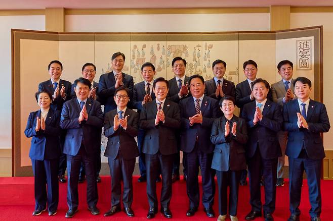 이재명 대통령이 지난 18일 용산 대통령실에서 열린 더불어민주당 대전·충남 국회의원 오찬 간담회 참석자들과 기념촬영을 하고 있다. 대통령실 제공