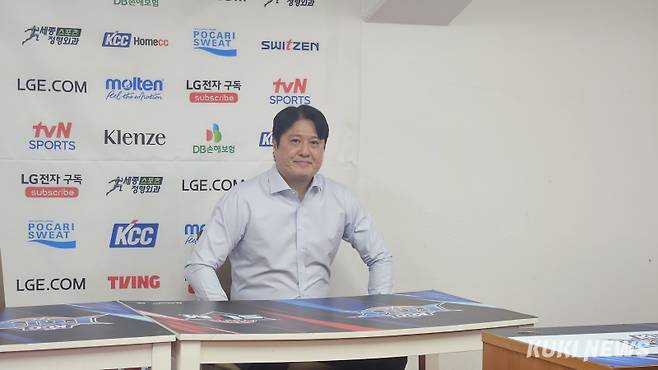 문경은 수원 KT 감독이 21일 오후 4시30분 부산 사직실내체육관에서 부산 KCC와 2025~26 LG전자 프로농구 정규리그 경기를 치른 뒤 기자회견에 참석하고 있다. 송한석 기자