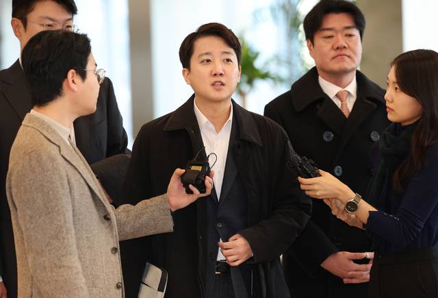 개혁신당 이준석 대표가 21일 윤석열 전 대통령의 공천개입 의혹과 관련한 조사를 받기 위해 서울 종로구 KT 광화문빌딩 웨스트에 마련된 민중기 특별검사팀에 피의자 신분으로 출석하며 취재진의 질문에 답하고 있다. 연홥뉴스