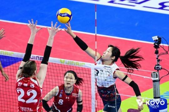 공격 시도하는 정지윤(오른쪽) / 사진=한국배구연맹 제공. 연합뉴스