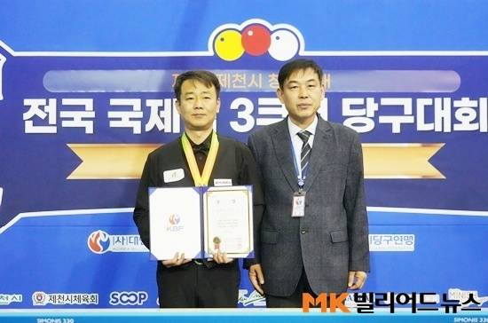 PBA서 활동하다 올해 5월 대구당구연맹으로 복귀한 정성민이 제천 청풍호배 결승까지 오르며 돌풍을 일으켰지만 아쉽게 준우승에 머물렀다. 정성민(왼쪽)과 제천당구연맹 윤연우 회장이 포즈를 취하고 있다.