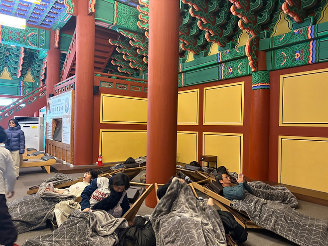 한방 온열 체험 공간에서 일라이트 온열 의자에 누운 관광객들/사진=김지은 여행+ 기자