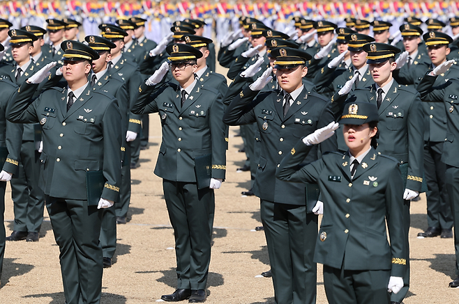 지난 2월 27일 서울 노원구 육군사관학교에서 열린 제81기 졸업 및 임관식에서 임관 장교들이 거수경례를 하고 있다. [뉴스1]